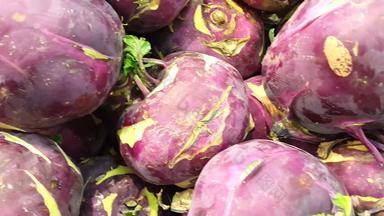 特写镜头视图紫色的新鲜的大头菜萝卜超市出售